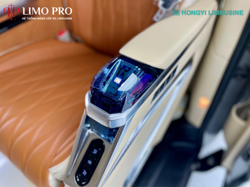 Ghế Limousine Crystal 5.0 có bệ tỳ tay pha lê với đèn LED