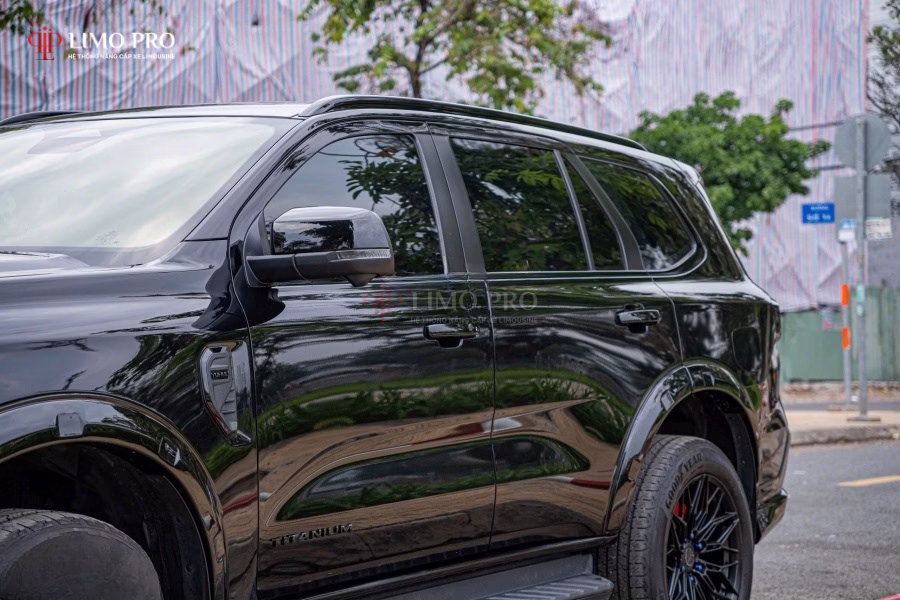 Độ xe Ford Everest Titanium 2025