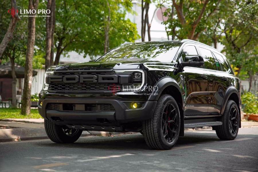 Mặt calang chữ Ford cho Everest 2024