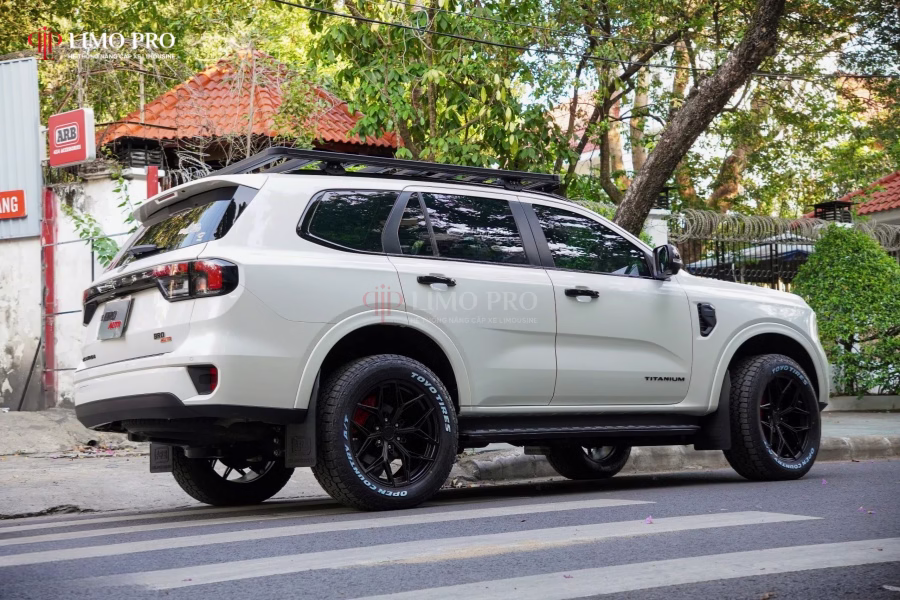Độ xe Ford Everest với phong cách off-road