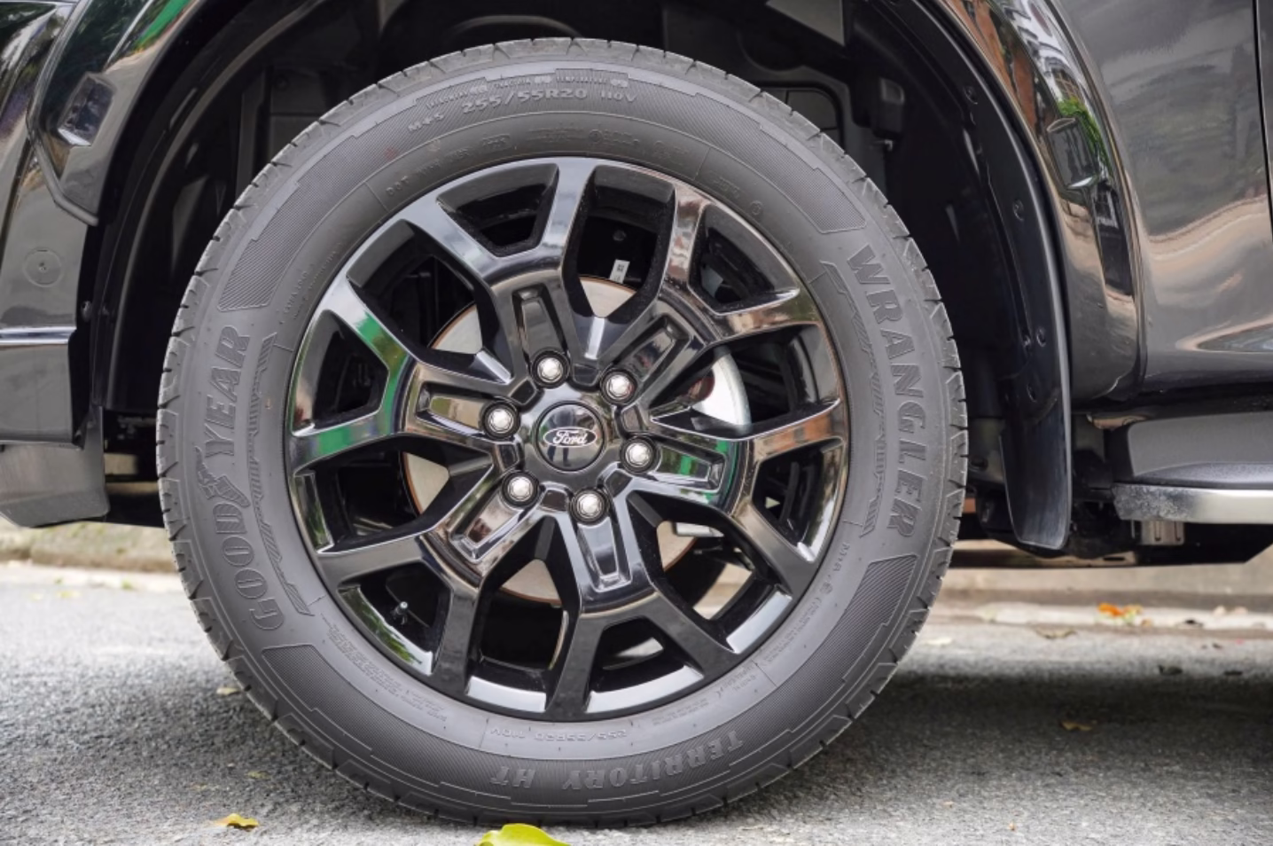 Xe Ford Everest độ đẹp: Bí quyết nâng tầm phong cách và hiệu suất 7 Sơn Mâm Đen Và Hoàn Thiện Ngoại Thất Cho Ford Everest