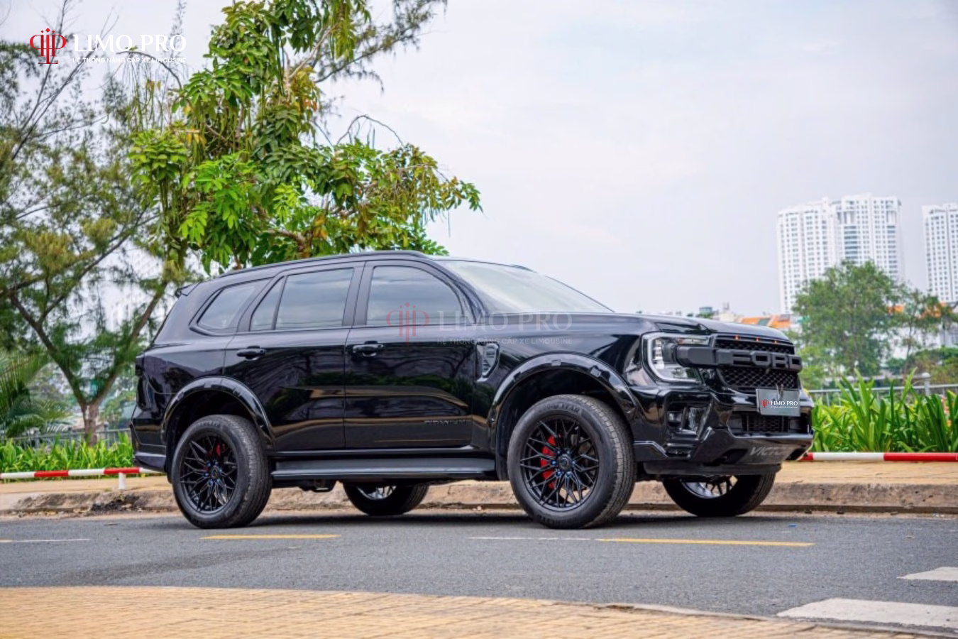 Ford Everest Titanium mẫu SUV 7 chỗ mạnh mẽ