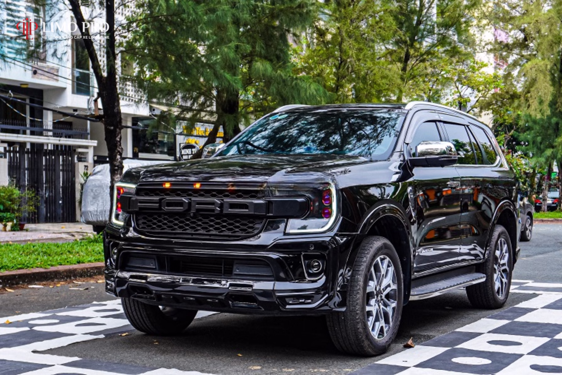 Ford Everest Đen Độ Body Kit: Màn Lột Xác Từ Nguyên Bản Đến Độc Bản 4 Gói Độ Body Kit Phong Cách Thể Thao: Giải Pháp Thay Đổi Ngoạn Mục