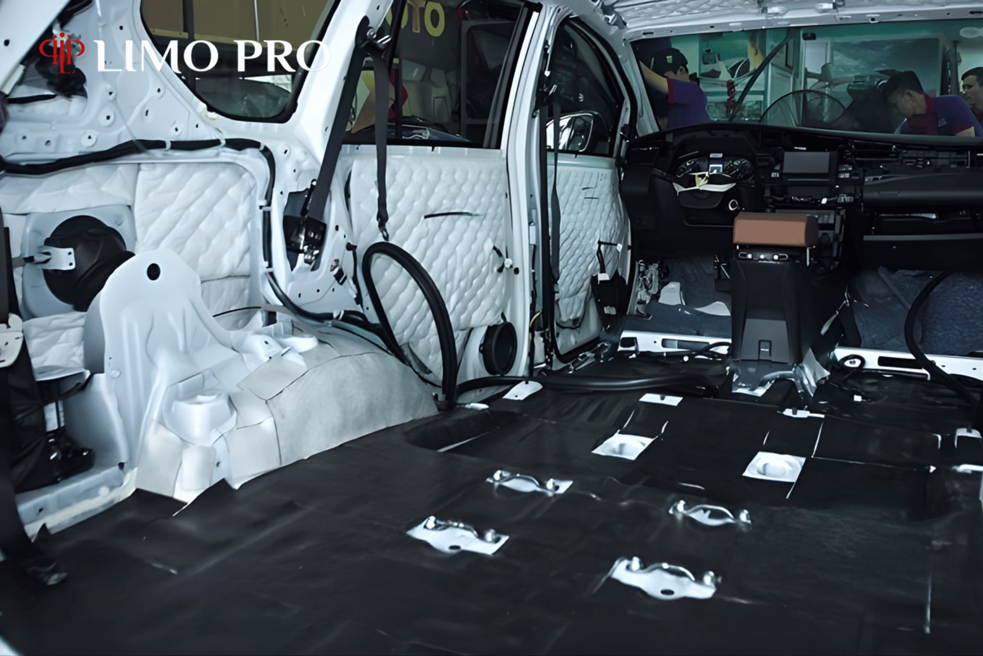 Giải pháp cách âm xe limousine toàn diện: Từ vật liệu đến kỹ thuật