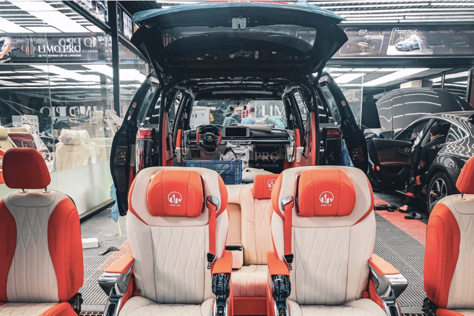 Top mẫu độ ghế limousine TPHN bền bỉ và sang trọng nhất 2026 1 Tại sao nên chọn độ ghế limousine TPHN cho xế cưng?